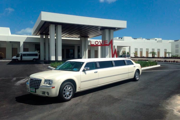 Chrysler Limousine Transfer.  Cancun Aiport Transfer Service
